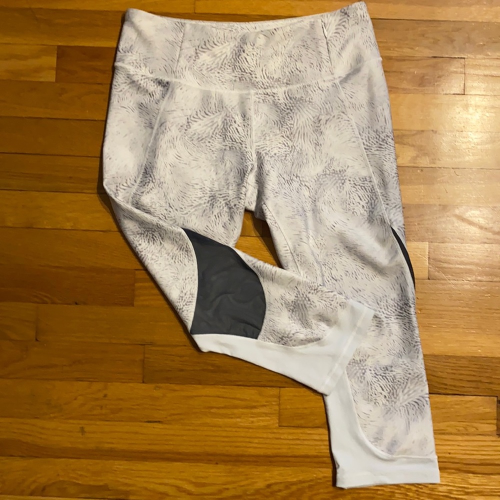 Calia by Carrie Underwood capris. Sz L